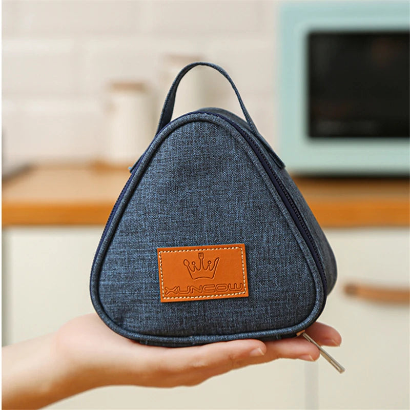 tenir un sac isotherme triangulaire de couleur bleu
