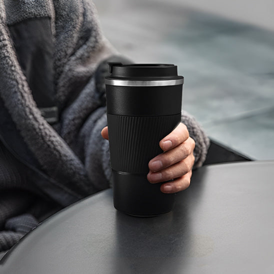 tenir une gourde isotherme tasse sur une table